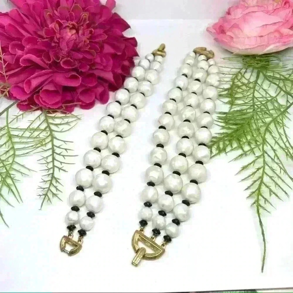 VINTAGE⚜️RARE TRIFARI CROWN Pearlescent Acrylic Beaded Bracelet - Picture 8 of 9